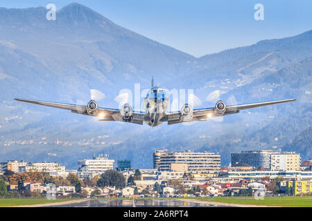 Innsbruck/Autriche 26 Octobre 2019 : Red Bull le Flying Bulls Douglas DC-6B à InnsbruckAirport. Banque D'Images