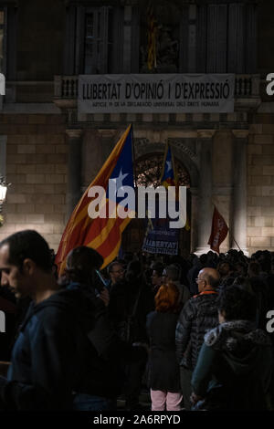 Barcelone, Espagne. 25 octobre, 2019. Des centaines de personnes de nouveau protester pacifiquement contre la répression et pour l'amnistie en face de Palau de la Generalitat. Banque D'Images