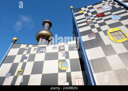 Usine d'incinération de Spittelau (Müllverbrennungsanlage Spittelau), centrale de chauffage, conçu par Hundertwasser, Spittelau, Vienne, Autriche. Banque D'Images