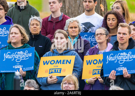 25 octobre 2019, Université du New Hampshire à Durham, New Hampshire : Women holding signes sur le maire pendant la campagne à Pete Buttigieg parle ville ha Banque D'Images