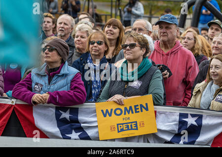 Octobre 25, 2019, University of New Hampshire, Durham : une femme tenant une pancarte jaune est debout devant une foule au cours candidat démocrate Pete Butti Banque D'Images