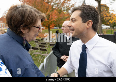 25 octobre 2019, Université du New Hampshire à Durham, New Hampshire : Maire de Pete Buttigieg shaking woman's hand après un discours de campagne Banque D'Images