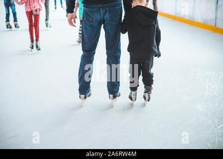 LVIV, UKRAINE - 3 Février 2019 : comment patiner sur glace ski Banque D'Images