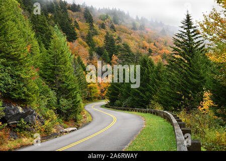 Les couleurs d'automne invitent sur Blue Ridge Parkway en octobre. L'antique, Misty, Blue Ridge Mountains inviter un sentiment paisible. Banque D'Images