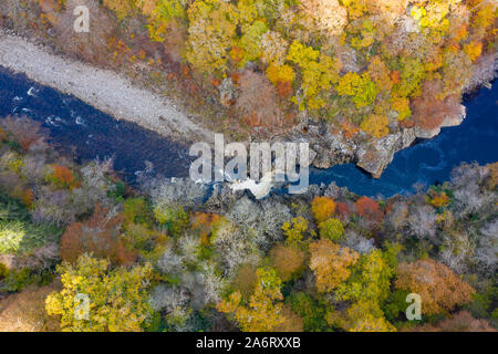 Killiecrankie, Perthshire, Écosse, Royaume-Uni. 28 octobre 2019. Couleurs automnales dans les arbres à côté de la rivière Garry vu à partir d'un drone à Killiecrankie dans le Perthshire. Sur la photo ; célèbre Soldier's Leap, l'endroit où un soldat Redcoat sauté 18ft de l'autre côté de la rivière déchaînée Garry, fuyant les jacobites. Iain Masterton/Alamy Live News. Banque D'Images