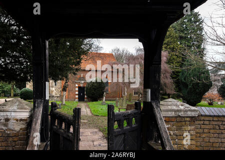 Londres, Royaume-Uni - 17 mars 2018 : Entrée de St Dunstan's Church à travers une barrière en bois, dans Cranford Park. La plus ancienne partie est son 15e siècle remorquer Banque D'Images