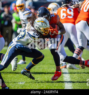 27 octobre 2019 : Chicago, Illinois, États-Unis - Porte # 32 David Montgomery s'exécute en chargeurs # 23 Rayshawn Jenkins pendant le match de la NFL entre les chargeurs de Los Angeles et Chicago Bears à Soldier Field, à Chicago, IL. Photographe : Mike Wulf Banque D'Images