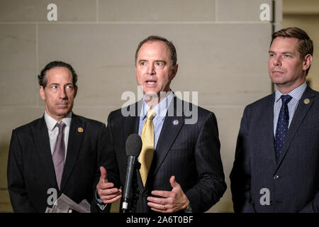 Washington, United States. 28 Oct, 2019. Le Président du Comité sur le renseignement de la Chambre des Rempl. Adam Schiff, D-CA, (C) s'adresse aux représentants des médias aux côtés de rempl. Jamie Raskin, D-MD, (L), et Eric Swalwell, D-CA, à Washington, DC Le 28 octobre 2019. Charles Kupperman, ancien sous-assistant du président pour les affaires de sécurité nationale, n'a pas comparu pour une audience à la question par l'Ukraine, d'éventuelles mise en accusation. Photo par Alex Wroblewski/UPI UPI : Crédit/Alamy Live News Banque D'Images