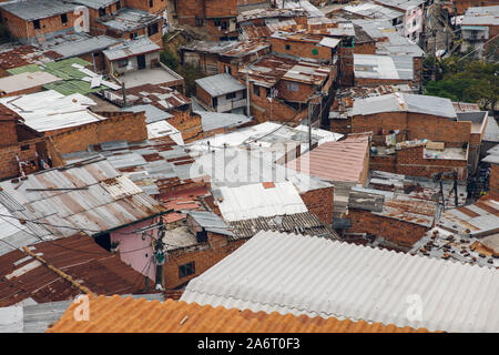 Plus d'avis sur des maisons sur les collines de Comuna 13 à Medellin, Colombie Banque D'Images