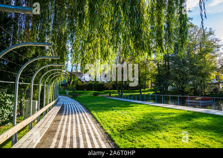 Allemagne, vert parc public de la ville de schorndorf feuersee avec un petit lac entouré de fontaines et de saules, une zone de détente pour les personnes Banque D'Images