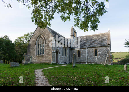 Tyneham, Dorset, UK. 28 octobre 2019. Météo britannique. Vue d'automne de l'église au village fantôme de Tyneham dans le Dorset qui est situé dans la gamme de l'Armée de Lulworth. Le village a été évacué en 1943 pour l'utiliser comme un espace de formation avant de D-Day. Les maisons en ruine ont maintenant été clôturé du public entrant dans les bâtiments en raison de devenir dangereux. Crédit photo : Graham Hunt/Alamy Live News Banque D'Images