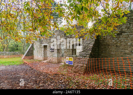 Tyneham, Dorset, UK. 28 octobre 2019. Météo britannique. Vue automnale du presbytère chambres d'hôtes au village fantôme de Tyneham dans le Dorset qui est situé dans la gamme de l'Armée de Lulworth. Le village a été évacué en 1943 pour l'utiliser comme un espace de formation avant de D-Day. Les maisons en ruine ont maintenant été clôturé du public entrant dans les bâtiments en raison de devenir dangereux. Crédit photo : Graham Hunt/Alamy Live News Banque D'Images