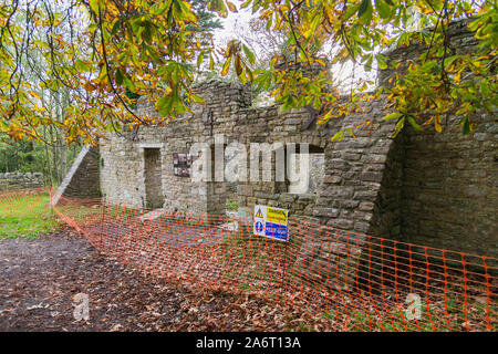 Tyneham, Dorset, UK. 28 octobre 2019. Météo britannique. Vue automnale du presbytère chambres d'hôtes au village fantôme de Tyneham dans le Dorset qui est situé dans la gamme de l'Armée de Lulworth. Le village a été évacué en 1943 pour l'utiliser comme un espace de formation avant de D-Day. Les maisons en ruine ont maintenant été clôturé du public entrant dans les bâtiments en raison de devenir dangereux. Crédit photo : Graham Hunt/Alamy Live News Banque D'Images