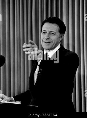 Arlington en Virginie, USA, le 31 janvier 1984. Le secrétaire à la Défense Caspar Weinberger points à reporter pour poser sa question de Weinberger lors d'une conférence de presse au Pentagone briefing room Crédit : Mark Reinstein / MediaPunch Banque D'Images