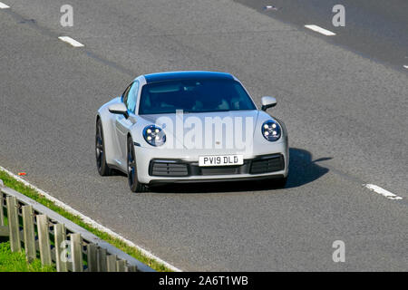 2019 Porsche 911 Carrera 4S S-A ; UK le trafic de véhicules, transports, véhicules modernes, voitures, vers le sud sur la voie 3 de l'autoroute M6. Banque D'Images