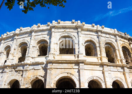 Les Arènes de Nîmes (vers 100 après J.-C.) est un amphithéâtre romain, situé à Nîmes, dans le sud de la France Banque D'Images