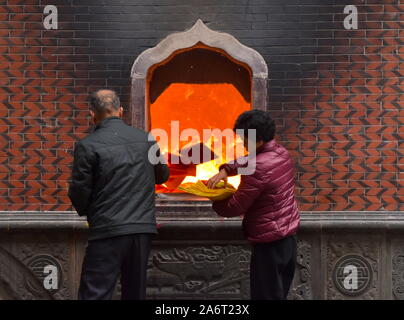 Joss paper flammes pendant le culte des ancêtres dans Tonghuai temple Guanyue chinois de la religion autochtone Quanzhou Banque D'Images