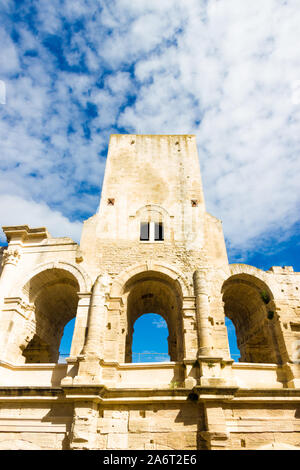 L'amphithéâtre d'Arles est un amphithéâtre romain construit en 90 Annonce dans le sud de la France Banque D'Images