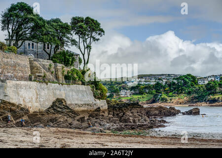 Une belle destination balnéaire, Readymoney Cove et plage de Fowey, Cornwall, Angleterre, à l'embouchure de l'estuaire de Fowey à partout à Polruan. Banque D'Images