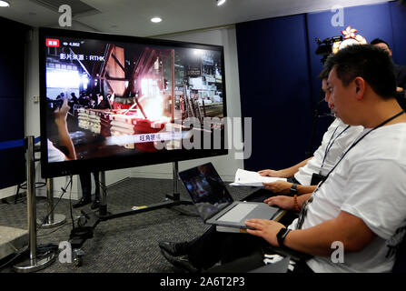 Hong Kong. 28 Oct, 2019. Une preuve vidéo de vandalisme et d'incendies criminels par des émeutiers est illustré par la police de Hong Kong lors d'une conférence de presse dans le sud de la Chine, Hong Kong, le 28 octobre 2019. La police de Hong Kong ont arrêté 206 personnes impliqués dans des incidents violents au cours de la semaine dernière, la police a dit qu'ici le lundi. Crédit : Li Zhen/Xinhua/Alamy Live News Banque D'Images