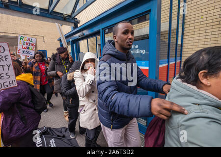 Londres, Royaume-Uni. 28 octobre 2019. Les travailleurs sous-traités à l'Hôpital St Mary Paddington appartenant à l'Union européenne UVW protester bruyamment et danse sur le premier des 15 jours normaux de grèves. Environ 200 produits de nettoyage, les porteurs et les traiteurs, tous les migrants et surtout des femmes employées par la multinationale hautement rentables sont SODEXO payé £6 à 10 000 $ par année de moins que leurs collègues du NHS d'une qualité similaire, obtenir de loin inférieure au minimum légal termes et conditions, et la société a refusé de respecter ses obligations légales, de vacciner. Ils exigent l'égalité de salaire, conditions de travail et de traitement. Peter Marshall/Alamy Live News Banque D'Images