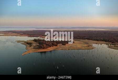 Lac Kariba au Zimbabwe, l'Afrique. De l'air Paysage, arbres dans l'eau, des crocodiles et des hippopotames. Banque D'Images