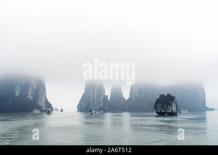 Belle vue panoramique sur un jour nuageux brouillard des croisières Banque D'Images