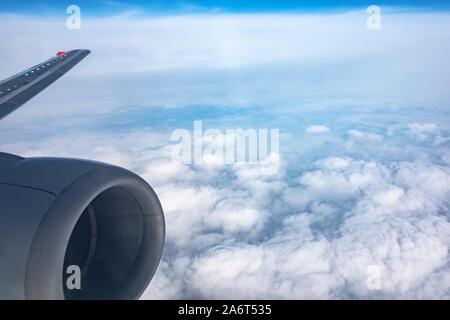 Vue de l'aile avec un moteur d'avion et d'une épaisse couche de nuages ci-dessous Banque D'Images