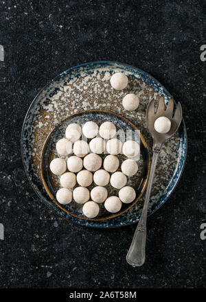 Maison traditionnelle Vue de dessus du snack-ouzbek, Kurt fait de fromage de chèvre salé puis séché. Banque D'Images