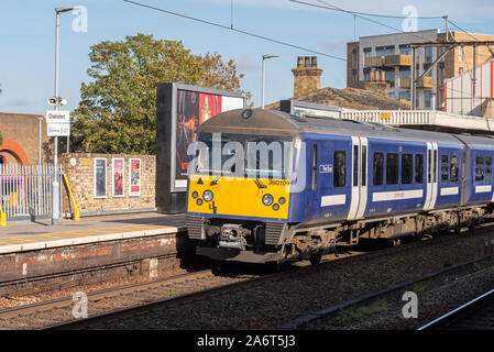 Plus de train à Chelmsford Anglia railway station, Essex, Royaume-Uni. Une plus grande Anglia Abellio British Rail Class 360 Desiro train en direction de Clacton. Platform Banque D'Images