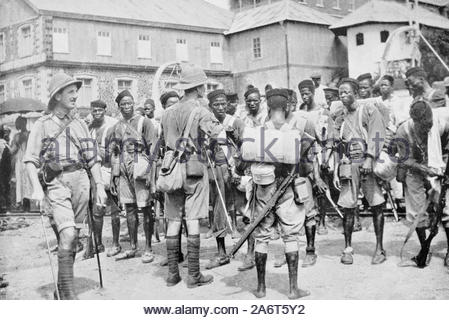 WW1 British prépare à embarquer à Freetown Sierra Leone, vintage photographie de 1914 Banque D'Images