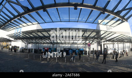 Munich, Allemagne. 23 Oct, 2019. Visiteurs passent par l'entrée de la 33ème Journées des médias de Munich au parc des expositions de Munich. Crédit : Felix Hörhager/dpa/Alamy Live News Banque D'Images