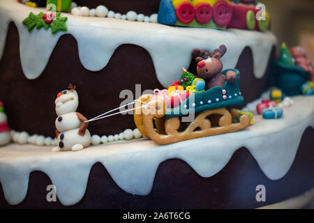 Lviv, Ukraine - 17 janvier 2019 - Joyeux Noël gâteau. Vitrine magasin de bonbons. Banque D'Images