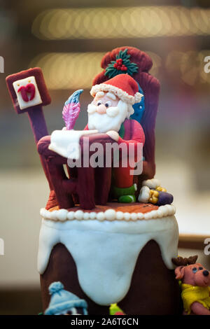 Lviv, Ukraine - 17 janvier 2019 - Joyeux Noël gâteau. Vitrine magasin de bonbons. La rédaction d'une lettre du Père Noël Banque D'Images