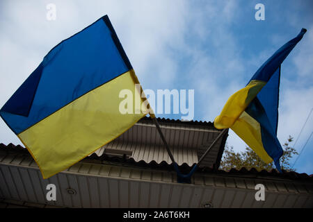 Mariupol, Ukraine. 25 octobre, 2019. Drapeaux ukrainiens sont considérés suspendus dans un bâtiment. Credit : Omar Marques/SOPA Images/ZUMA/Alamy Fil Live News Banque D'Images