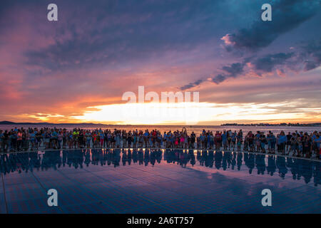 Salutations à l'installation de Sun à Zadar, les gens silhouette au coucher du soleil Banque D'Images