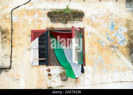 Drapeau Palestine accrochant dans fenêtre dans Tanger, Maroc Banque D'Images