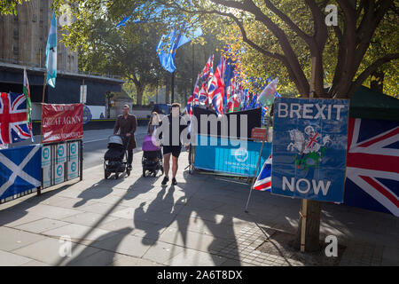 Le jour que l'UE à Bruxelles ont convenu en principe d'étendre jusqu'au 31 janvier 2020 Brexit (alias 'Flextension') et non le 31 octobre 2019, les passants à pied aux côtés d'Brexiteer drapeaux et bannières au cours d'un Brexit manifestation devant le parlement, le 28 octobre 2019, à Westminster, Londres, Angleterre. Banque D'Images