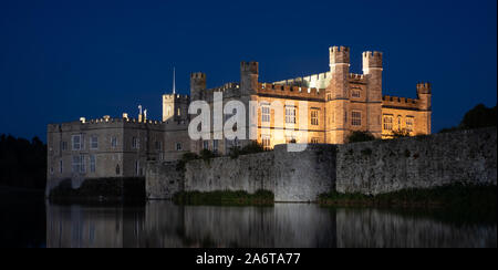 Une beauté à Leeds Castle reflétées dans le lac, illuminé la nuit. Banque D'Images