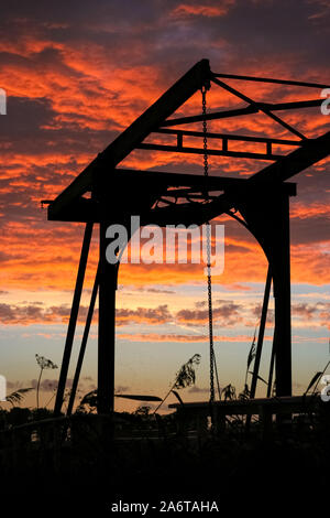 Silhouette d'un pont-levis en Hollande contre un ciel rouge Banque D'Images