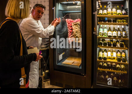 Vieilli à la perfection - Chef Jupp Osterloh à l'hôtel Dunloe près de Killarney, Irlande. Dans la zone d'entrée du restaurant, tous les clients passent les réfrigérateurs pour produits de vieillissement sec Banque D'Images