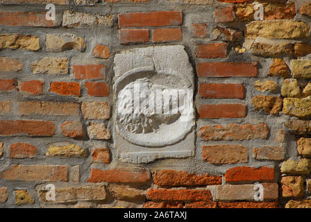 Ancien château médiéval de secours tête avec de longs cheveux et la barbe sur un mur de Venise Banque D'Images