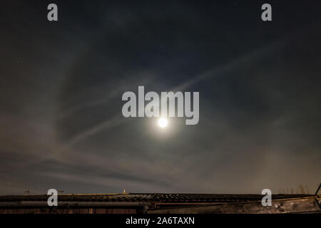 Moon halo phénomène. Halo lumineux 22 degrés sous la forme d'un cercle autour de la lune. Banque D'Images