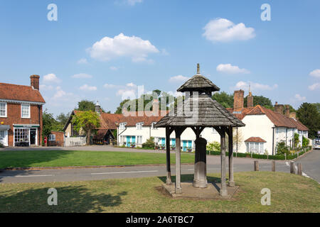 Pompe à eau et des chalets de la période, le vert, Westmill, Hertfordshire, Angleterre, Royaume-Uni Banque D'Images