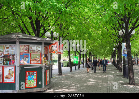 Parc d'été de Stockholm, vue en été des personnes marchant dans Kungsträdgården, un parc et un jardin populaires dans le centre de Stockholm, Suède. Banque D'Images