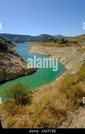 La fin de l'été bas niveaux d'eau. Réservoir d'Iznajar, Andalousie. Espagne Banque D'Images