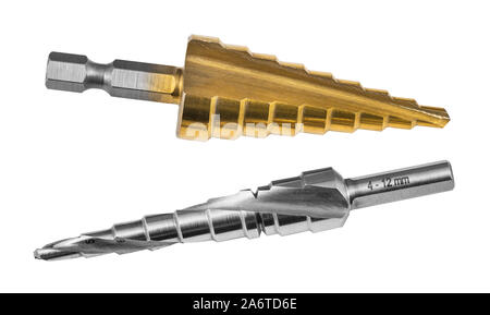 Forets coniques étape isolé sur fond blanc. Deux unibits en acier. Avec revêtement en titane doré et argenté ou goujure droite avec la vis la gorge. Banque D'Images