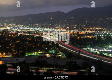Vue nocturne de la circulation sur l'autoroute 5, près de Los Angeles à Burbank, Californie. Banque D'Images