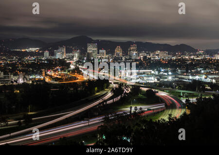 Nuit paysage urbain voir la circulation sur les 5 et 134 échangeur autoroutier, près de Los Angeles en Californie du Sud. Le centre-ville de Glendale est dans l'arrière-plan. Banque D'Images