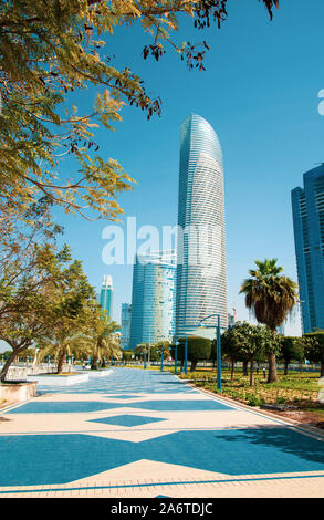 Abu Dhabi Corniche aménagée avec vue sur un des bâtiments modernes sur la Corniche Road, EAU Banque D'Images